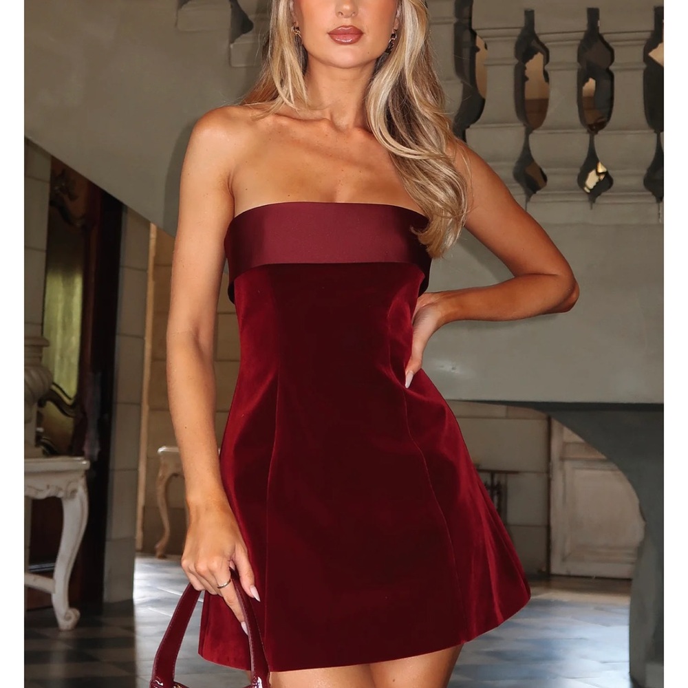 Elegant Burgundy Strapless Dress